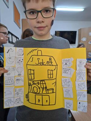 Uczniowie prezentujący swoje prace plastyczne