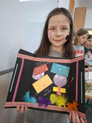 Uczniowie prezentujący swoje prace plastyczne