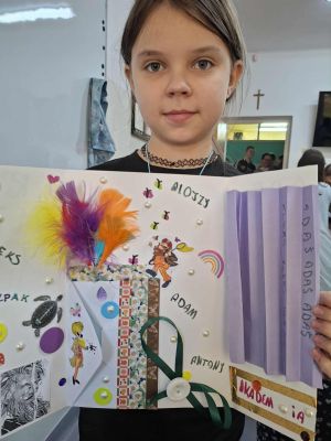 Uczniowie prezentujący swoje prace plastyczne