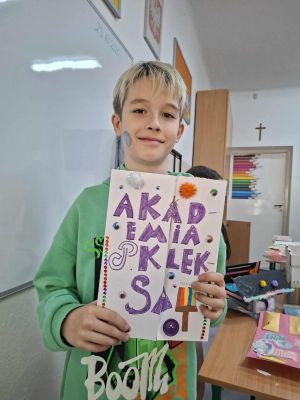 Uczniowie prezentujący swoje prace plastyczne