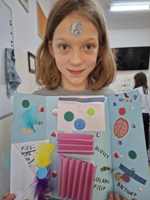 Uczniowie prezentujący swoje prace plastyczne