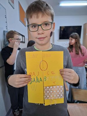 Uczniowie prezentujący swoje prace plastyczne