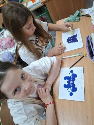 Uczniowie prezentujący swoją kleksografię