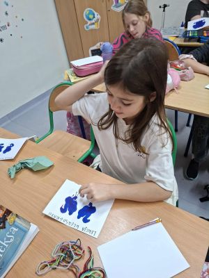 Uczniowie prezentujący swoją kleksografię