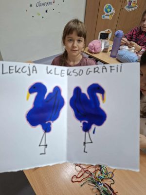 Uczniowie prezentujący swoją kleksografię