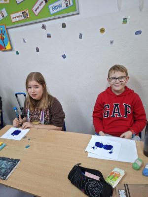 Uczniowie prezentujący swoją kleksografię