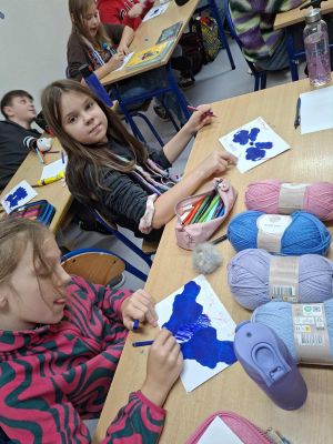 Uczniowie prezentujący swoją kleksografię