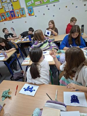 Uczniowie prezentujący swoją kleksografię