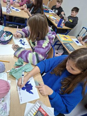 Uczniowie prezentujący swoją kleksografię