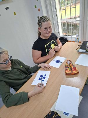 Uczniowie prezentujący swoją kleksografię