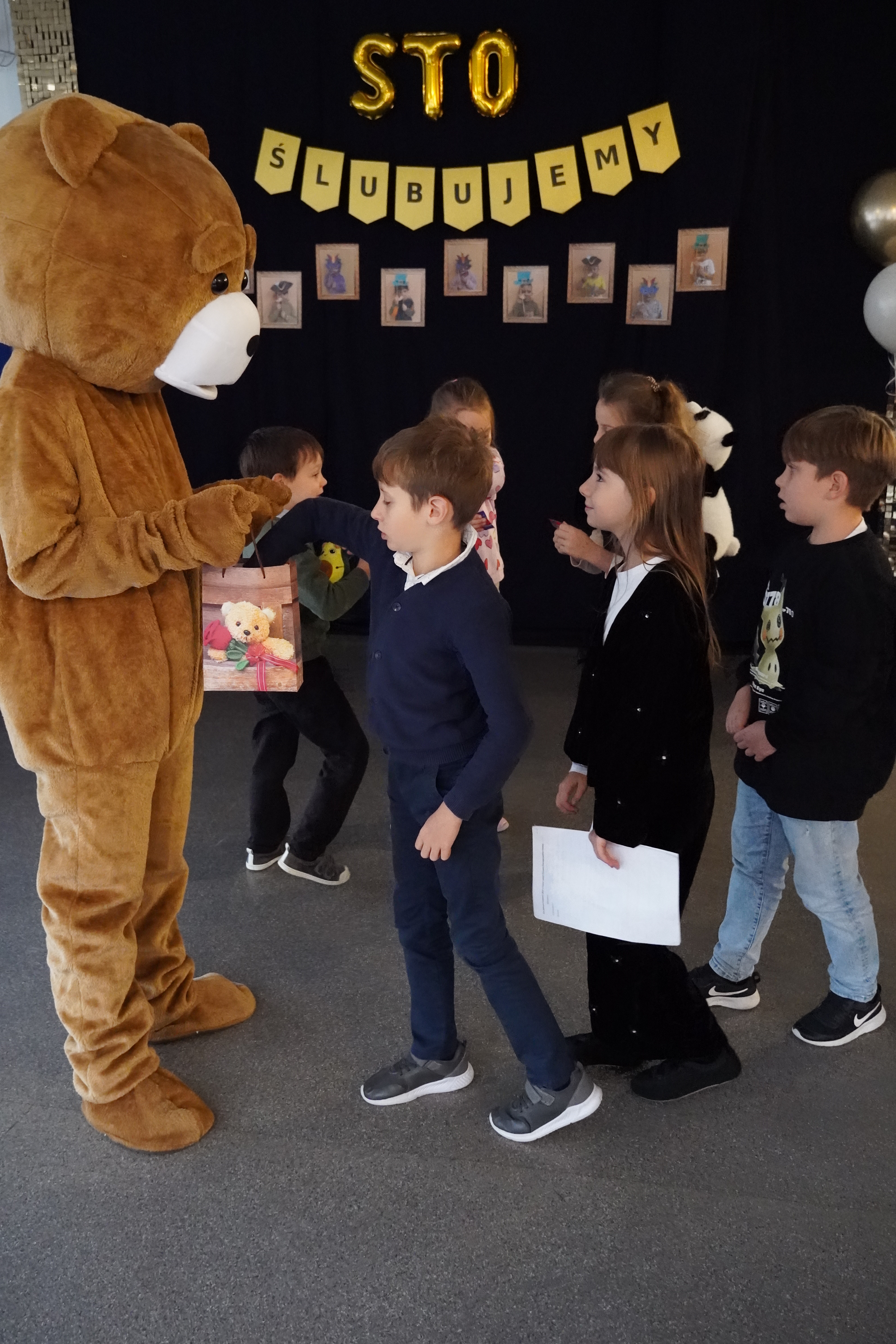 Spotkanie uczniów klas 1-3 z misiem