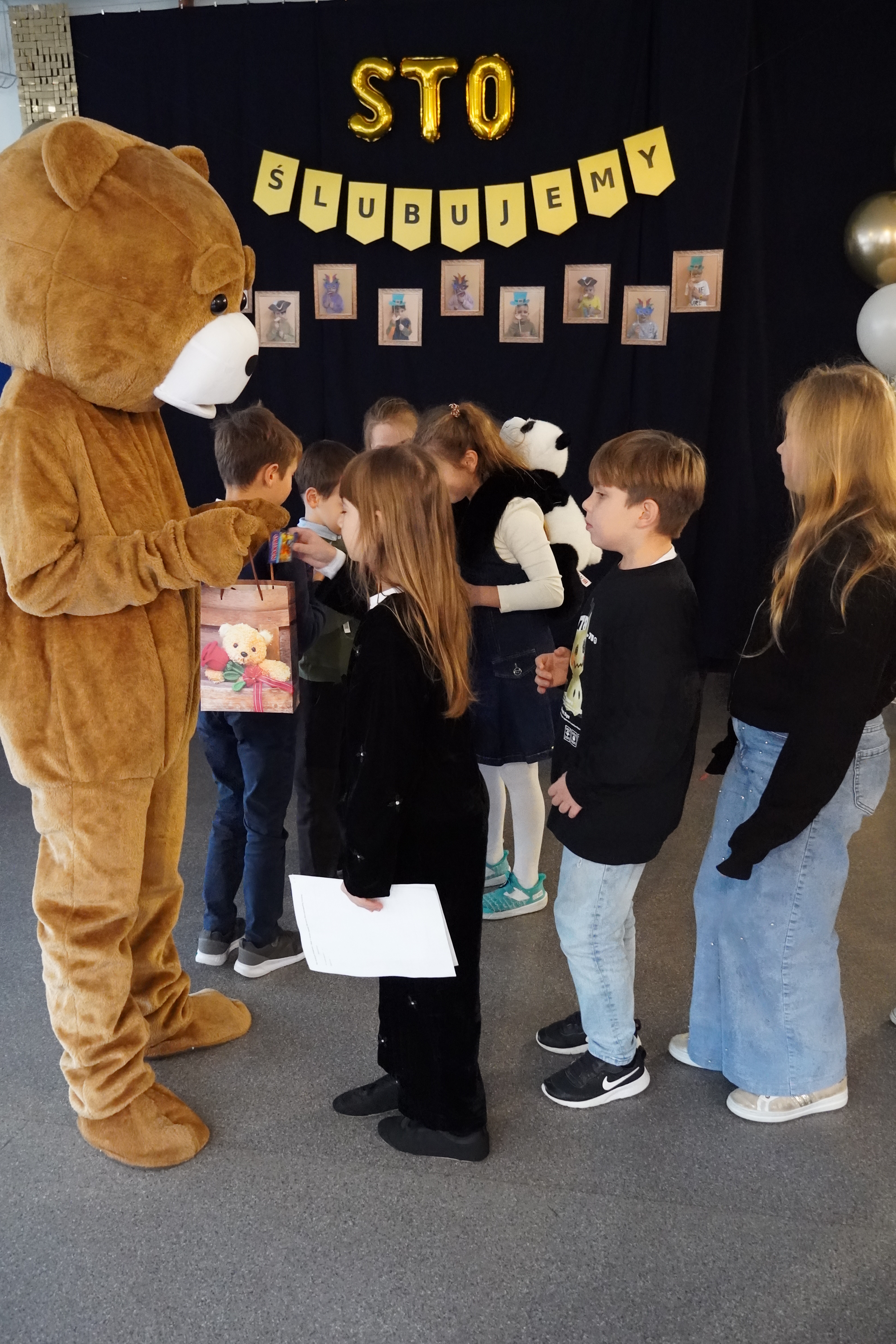 Spotkanie uczniów klas 1-3 z misiem