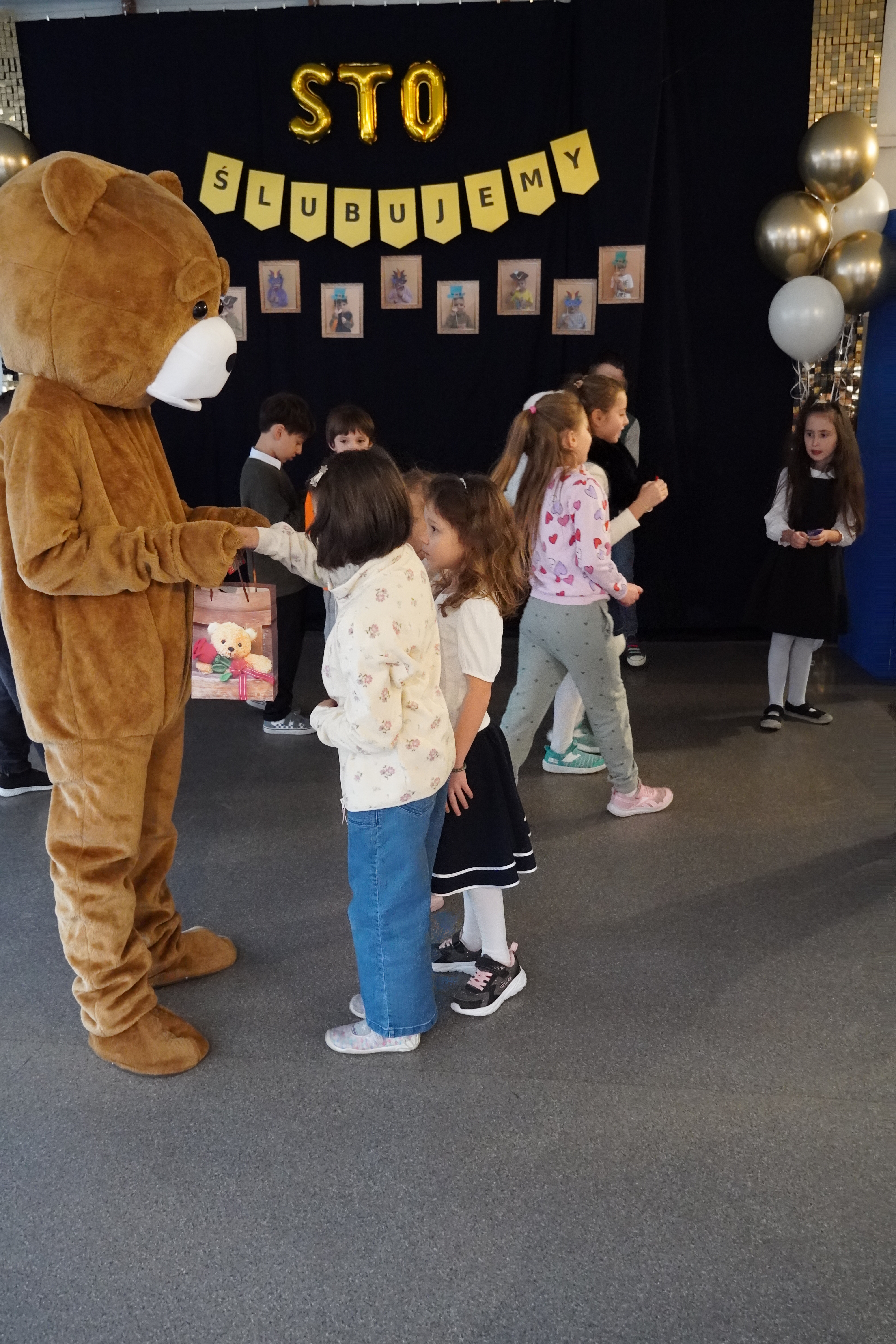Spotkanie uczniów klas 1-3 z misiem