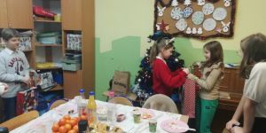 Dzieci składające sobie życzenia