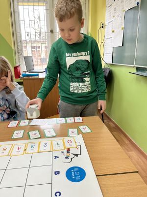 Dzieci na zajęciach z kodowania