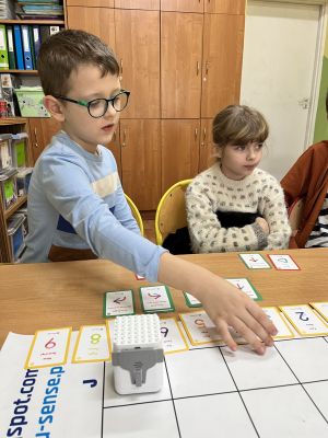 Dzieci na zajęciach z kodowania