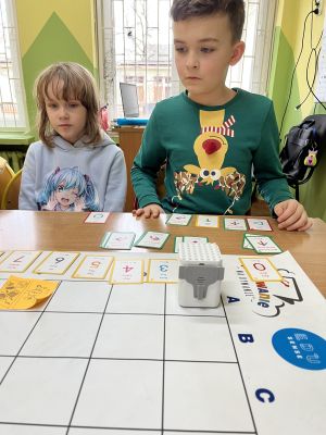 Dzieci na zajęciach z kodowania