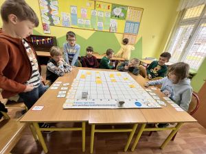 Dzieci na zajęciach z kodowania