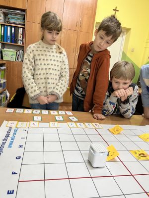 Dzieci na zajęciach z kodowania