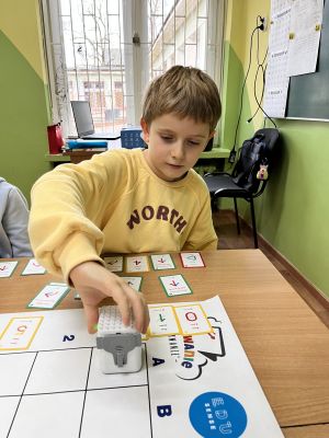 Dzieci na zajęciach z kodowania