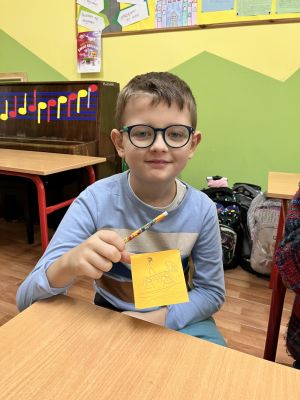 Dzieci na zajęciach z kodowania