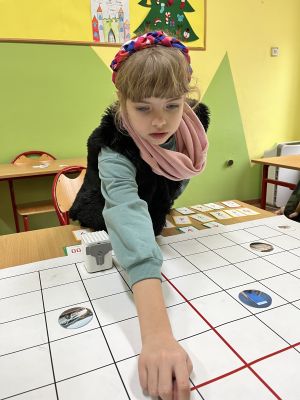 Dzieci na zajęciach z kodowania