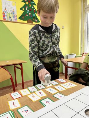 Dzieci na zajęciach z kodowania