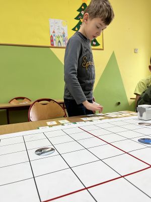 Dzieci na zajęciach z kodowania