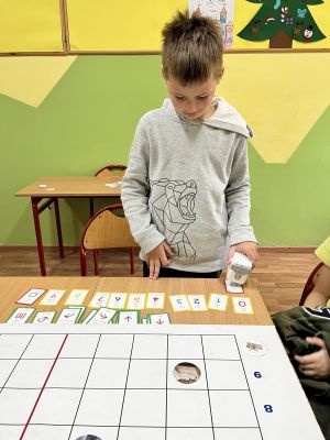 Dzieci na zajęciach z kodowania