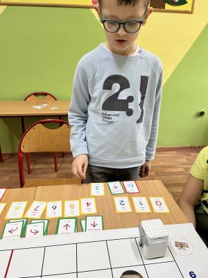 Dzieci na zajęciach z kodowania