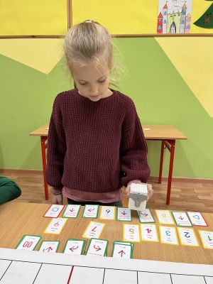 Dzieci na zajęciach z kodowania