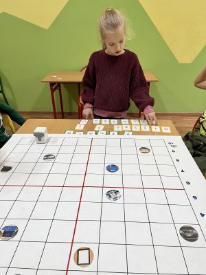 Dzieci na zajęciach z kodowania