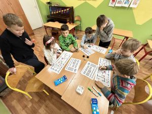 Dzieci na zajęciach z kodowania
