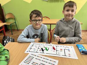 Dzieci na zajęciach z kodowania