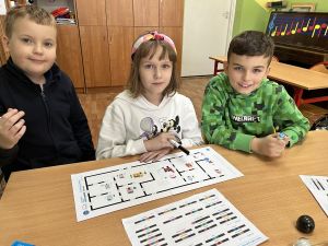 Dzieci na zajęciach z kodowania