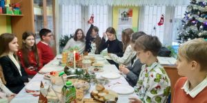 Dzieci składające sobie życzenia