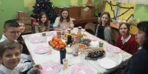 Dzieci składające sobie życzenia