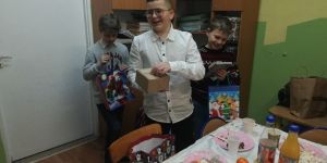 Dzieci składające sobie życzenia