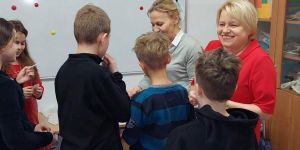 Dzieci składające sobie życzenia