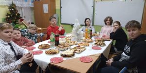 Dzieci składające sobie życzenia