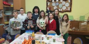 Dzieci składające sobie życzenia