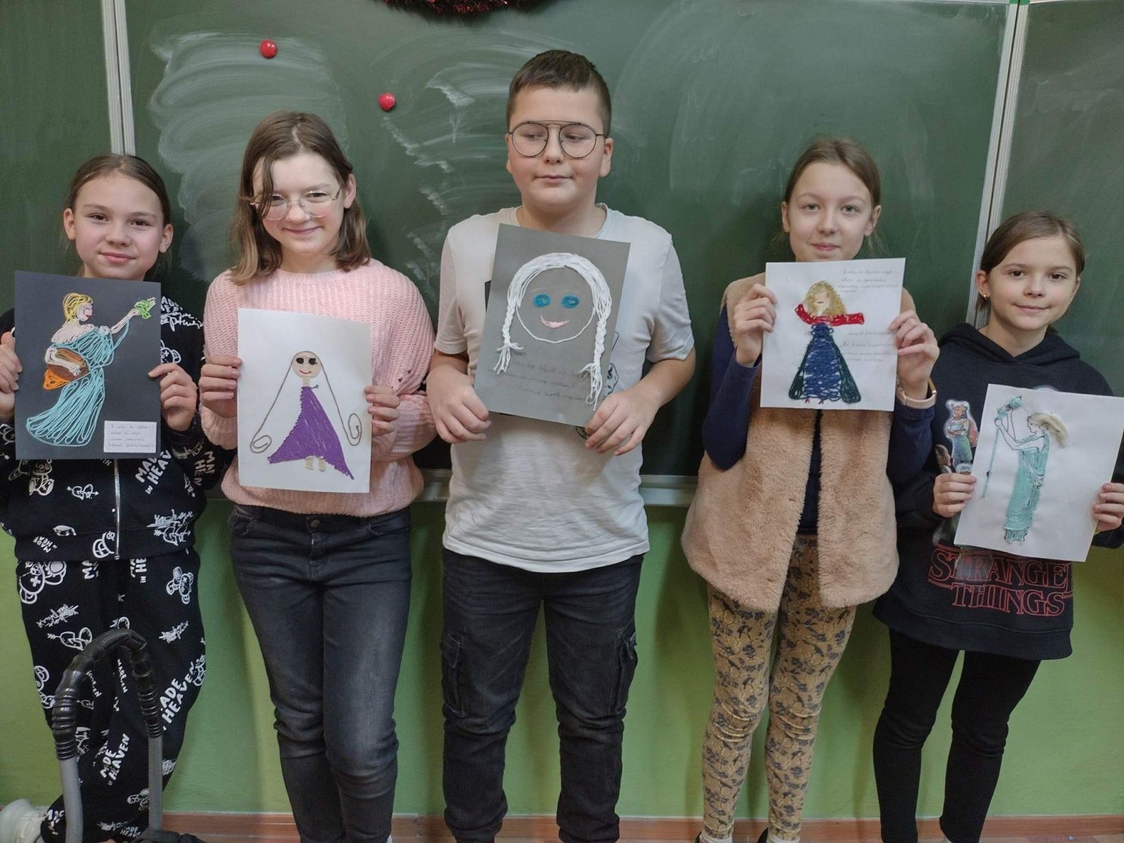 Dzieci prezentujące swoje prace